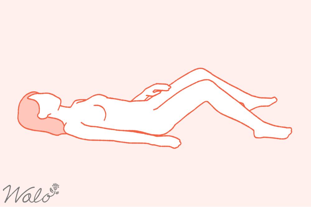 Gスポットで中イキするやり方②仰向けになってリラックスする女性
