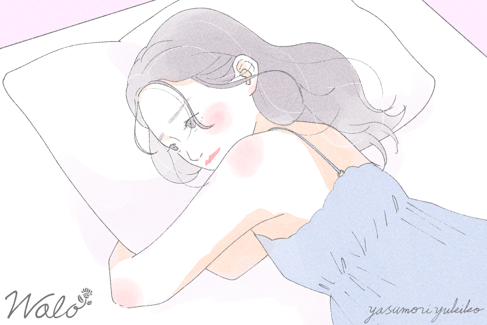 横になっている女性